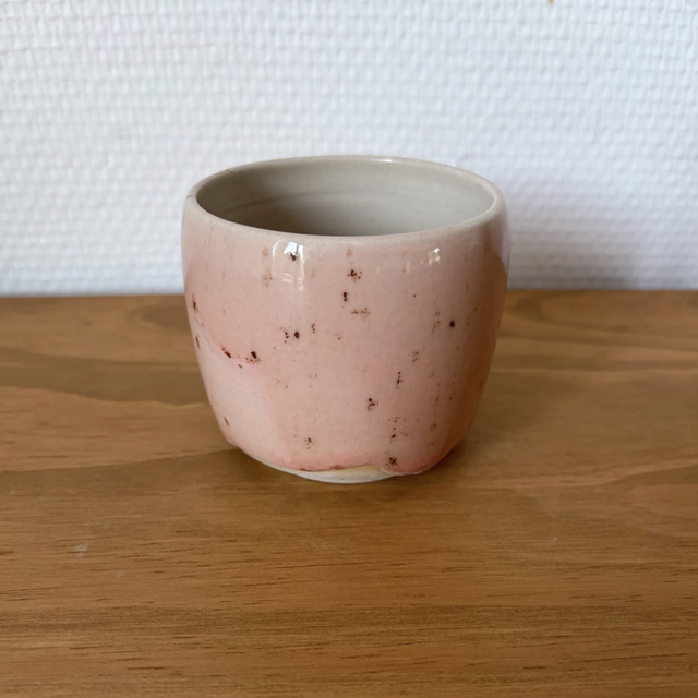 Tasse à café artisanale en grès rose moucheté