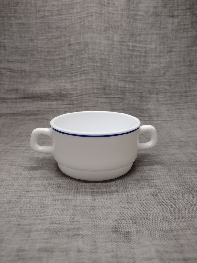 Arcopal | Royale stapelbare Soepkom gemaakt van gehard wit melkglas uitgevoerd met dunne blauwe bies aan bovenrand | Vintage 