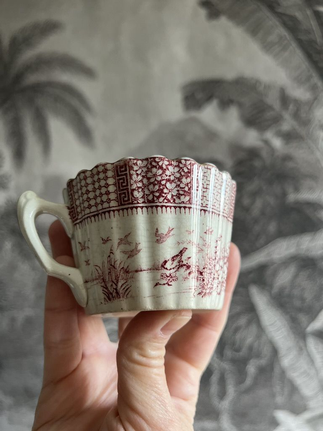 DENTELLE - Grande Tasse à café framboise & sa sous-tasse de la manufacture Royale de Lunéville - Terre de Fer