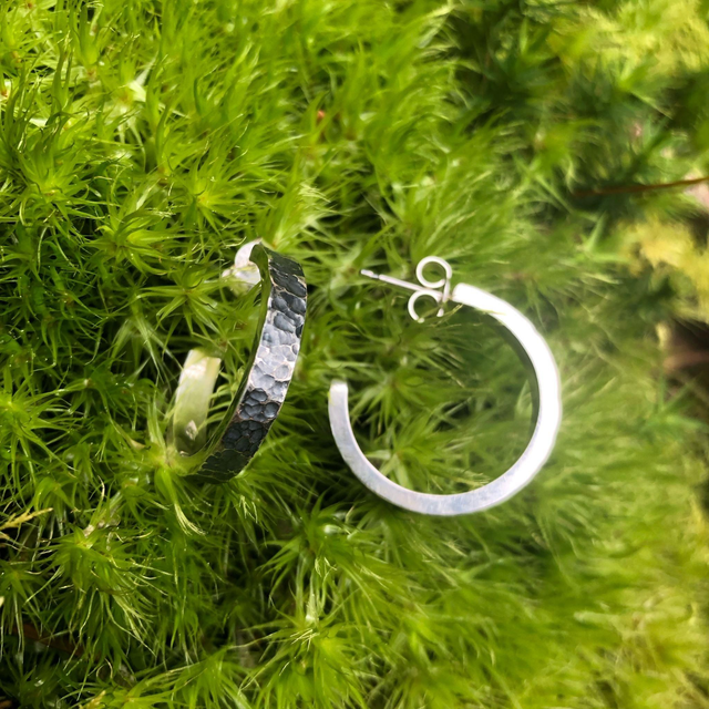 Boucles d&#039;Oreilles Demi-Créoles Argent Texture Martelée