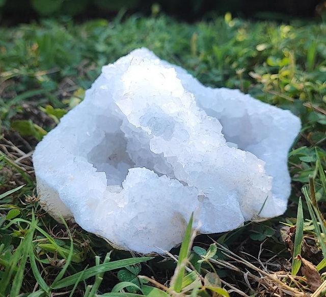 Géode Quartz env 13x12x08 cm