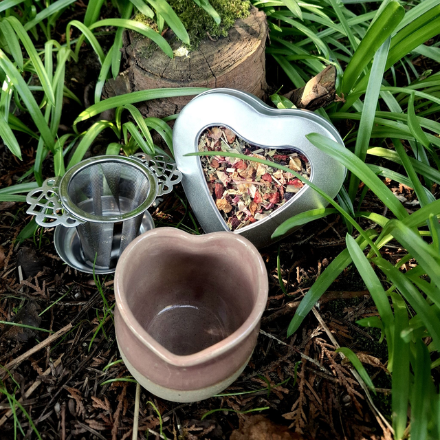 Moederdag-tisane + artisanale theekop in de vorm van een hart + RVS theefilter met lekschaaltje