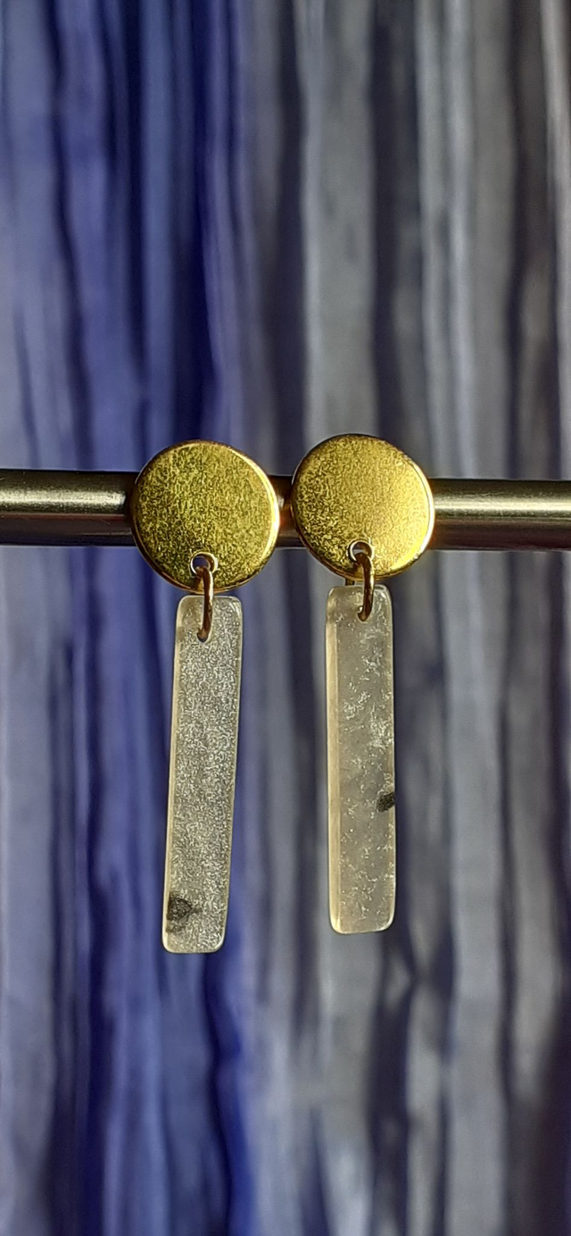 Kaikaha Boucles d'oreilles pendantes dorées, perle minérale plate blanc nacré