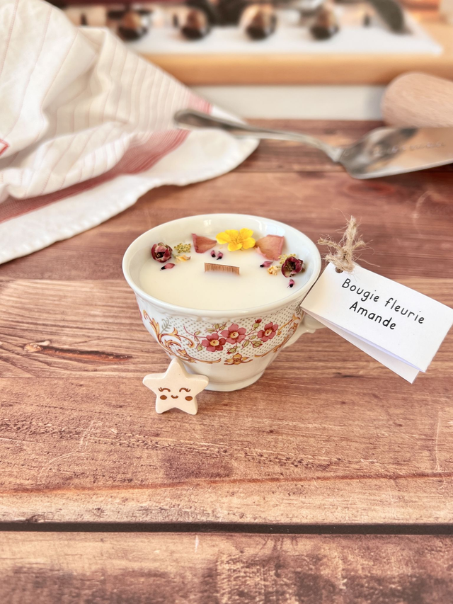 👑 Bougie Amande - tasse à café "fleurs et arabesques" - avec une fève dedans