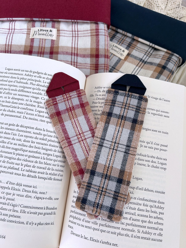 Marque-page Claire en flanelle tartan bordeaux – fait main