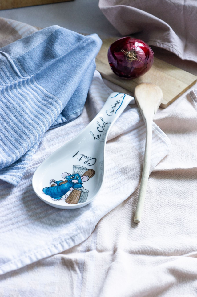 Repose-cuillère en céramique,  &quot;Chut le chef cuisine&quot;  Peint à la main, idée cadeau pour tous inspiration Ratatouille
