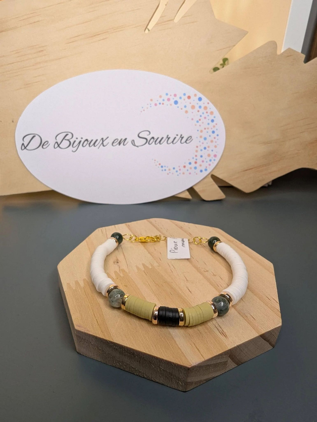 Bracelet en perles Heishi de couleur verte et blanche avec des perles naturelles agate mousse, le fermoir est 