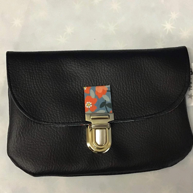 pochette simili Cuir Bleu et imprimé rouge