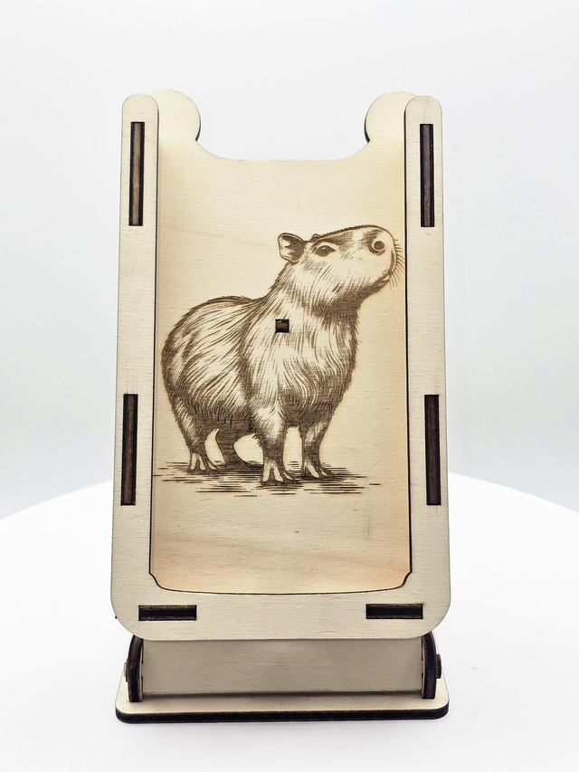 Handgefertigter Handyhalter aus Holz mit Gravur