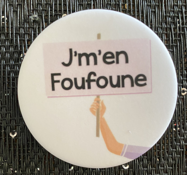 Badge « j’m’en foufoune »