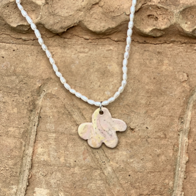 Collier perles d’eau douce & pendentif fleur en céramique marbrée rose et jaune