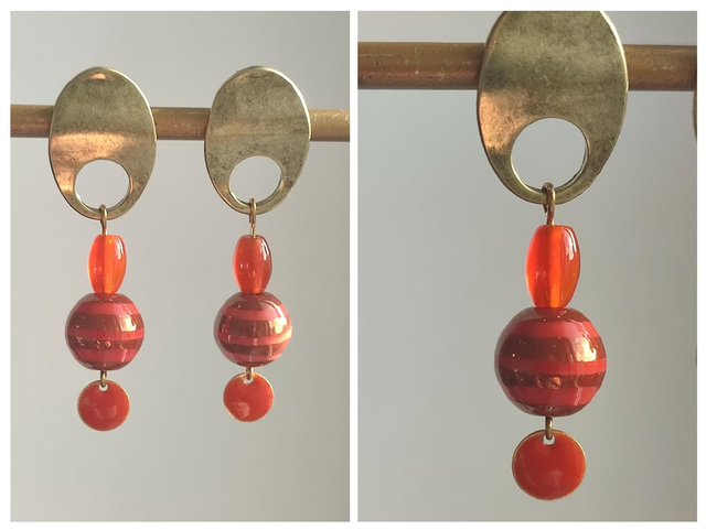 Boucles d&#039;oreilles orange et perles en verre,tige et fermoirs en laiton bronze  -sans nickel pièce unique 