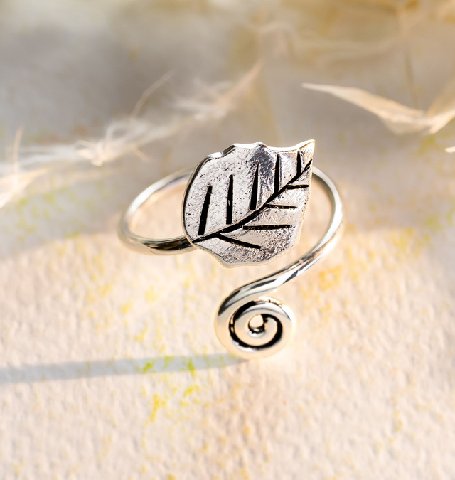 Anillo de plata 925 en forma de hoja y espiral. Hecho artesanalmente.