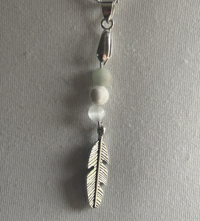 Collier collection talisman  :  Plume lunaire 
