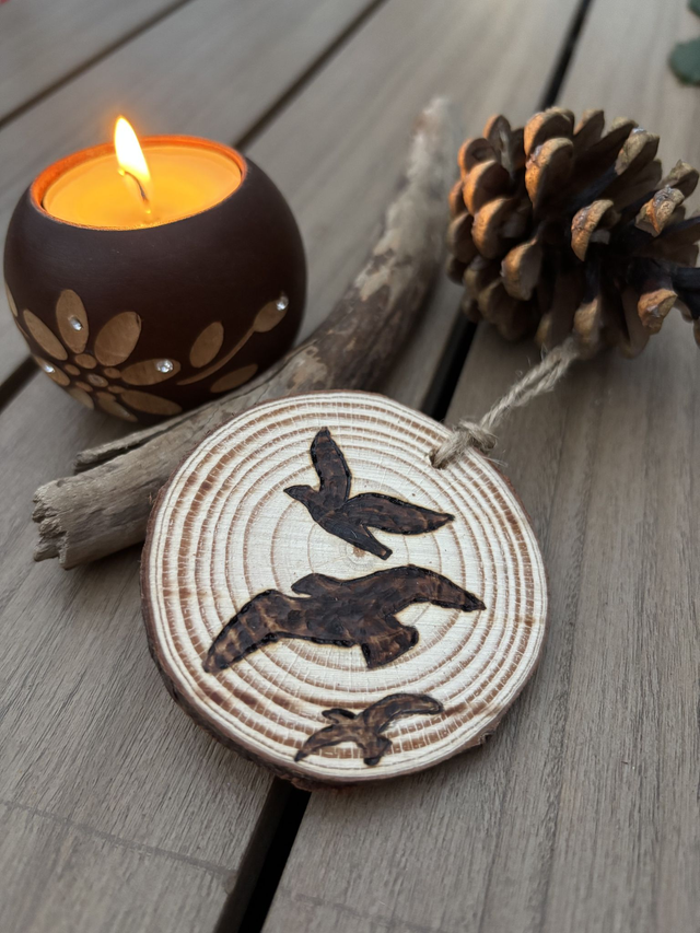 Boule de Noël en bois pyrogravée