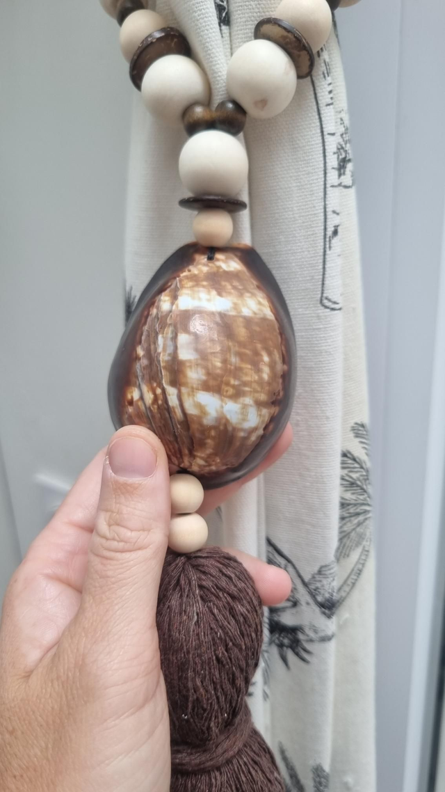 Embrasse coquillage mauritiana pompon marron