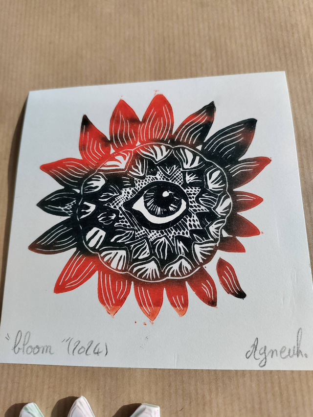 oeil fleuri noir et rouge "Bloom"