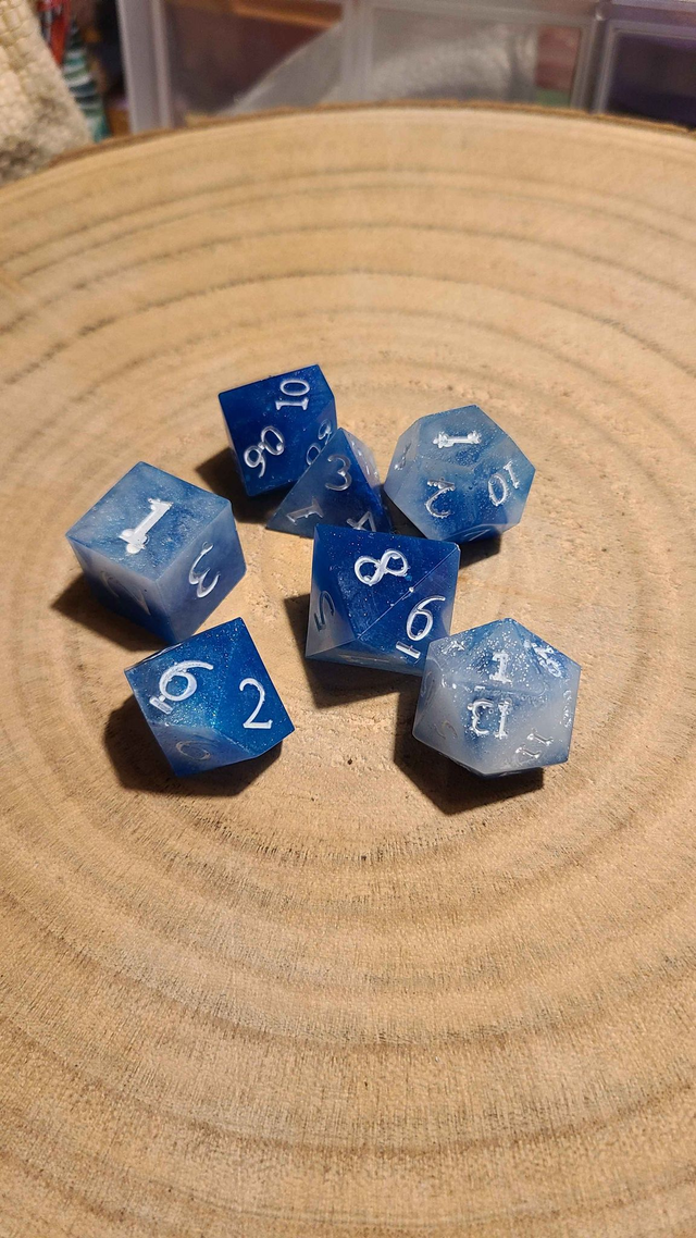 Set de 7 dés - bleu et blanc - B grade