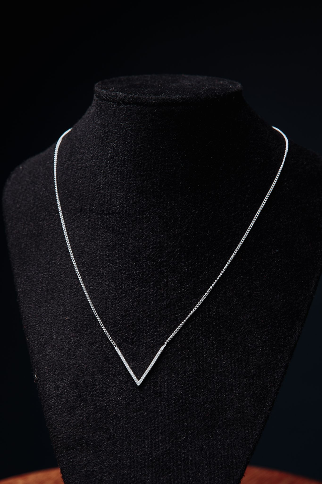 Gargantilha prata grumet V cravejado