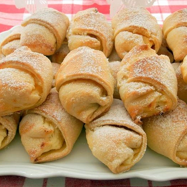 Šlehačkový rohlíček s tvarohem