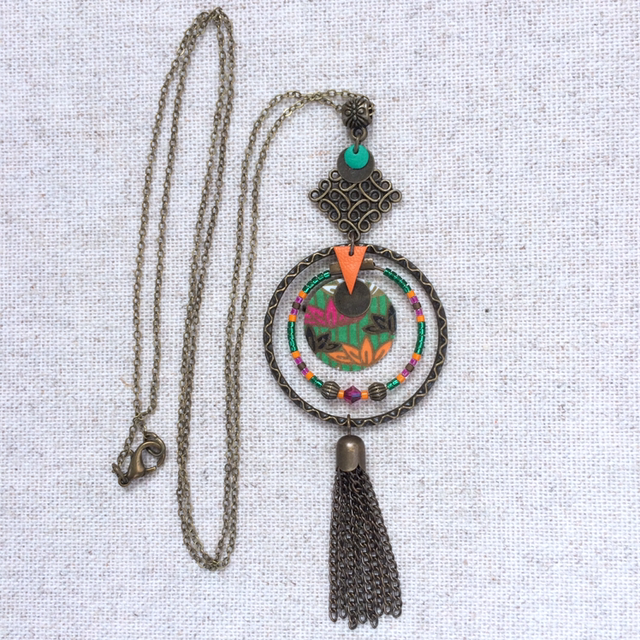 Sautoir « Philharmonie » bronze, chutes de papier vert vif, orange, fuchsia et perles assorties