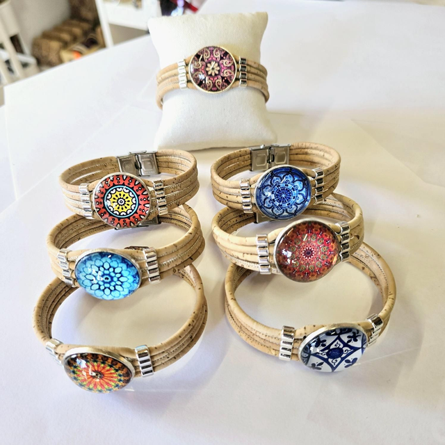 Bracelets modèle "Julian" en liège naturel et cabochon en verre