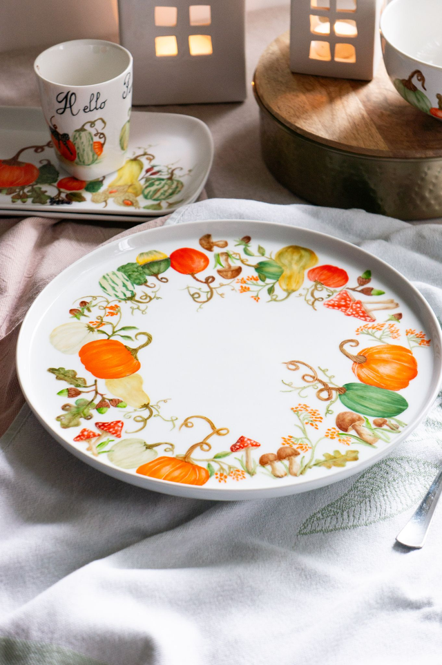 Plat rond à tarte en porcelaine décorée à la main de citrouilles, baies, feuillages et champignons  