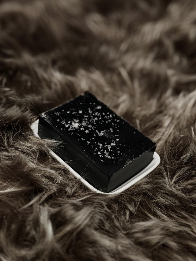 HÄMÄRÄ - 100% CRUELTY FREE KÄSINTEHTY PALASAIPPUA (1 KPL JÄLJELLÄ)