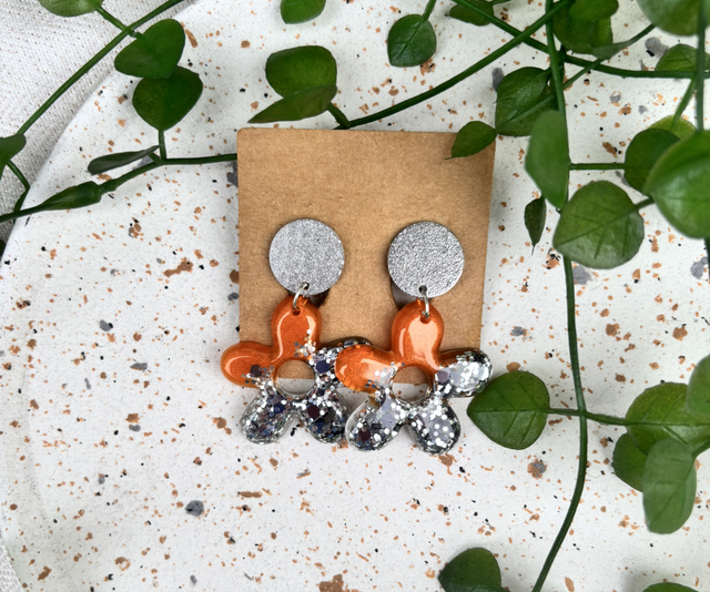 Boucles d’oreilles résine orange et argenté à paillettes 