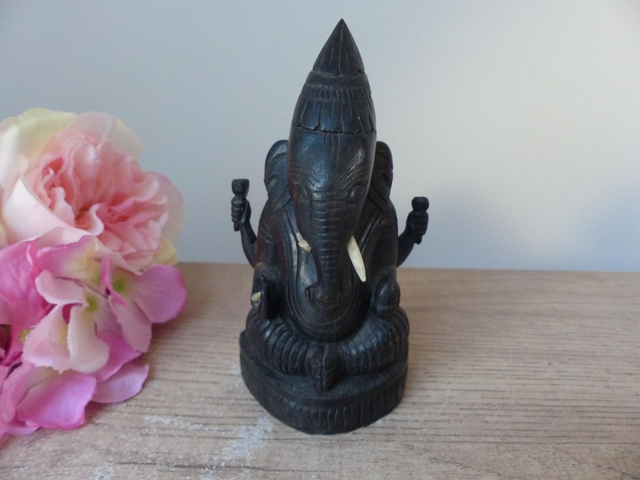 Statuette artisanale de Ganesh en bois marron foncé sculpté à la main – Sculpture hindouiste décorative, symbole de chance et de protection