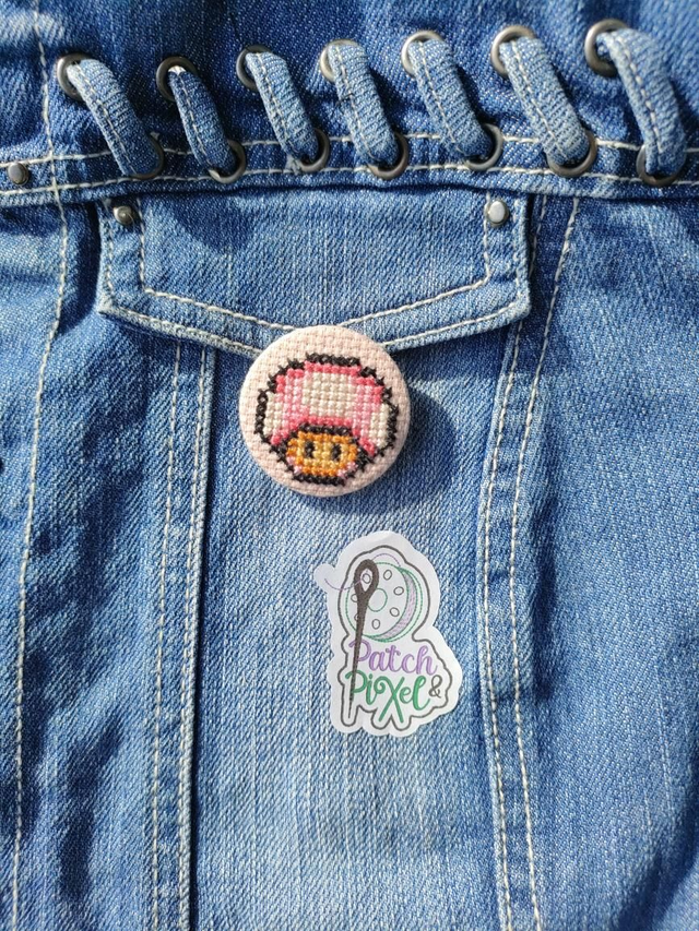 Champignon rose Badge ou porte clé brodé à la main pixel art 
