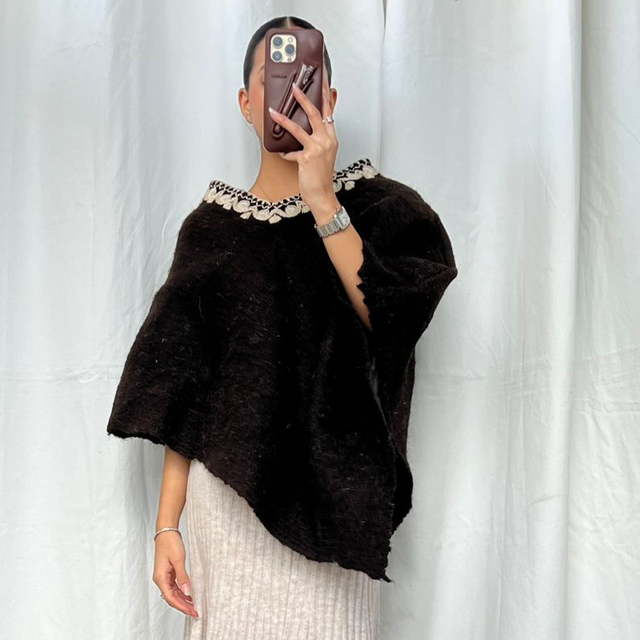 Poncho lana marrón con bordado blanco 