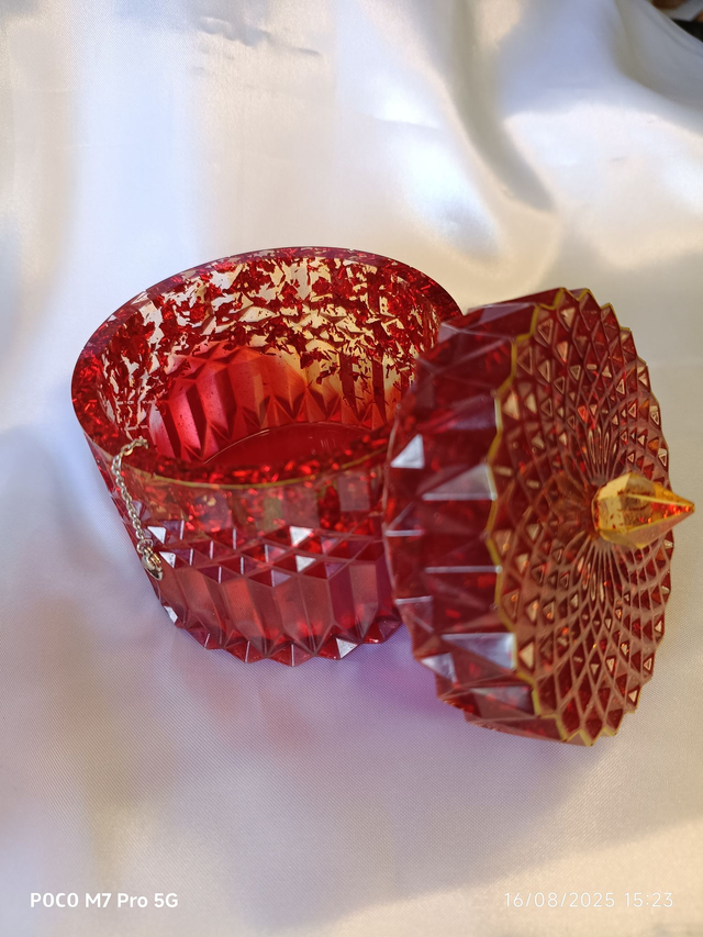 Boîte à bijoux rouge et liseré doré 