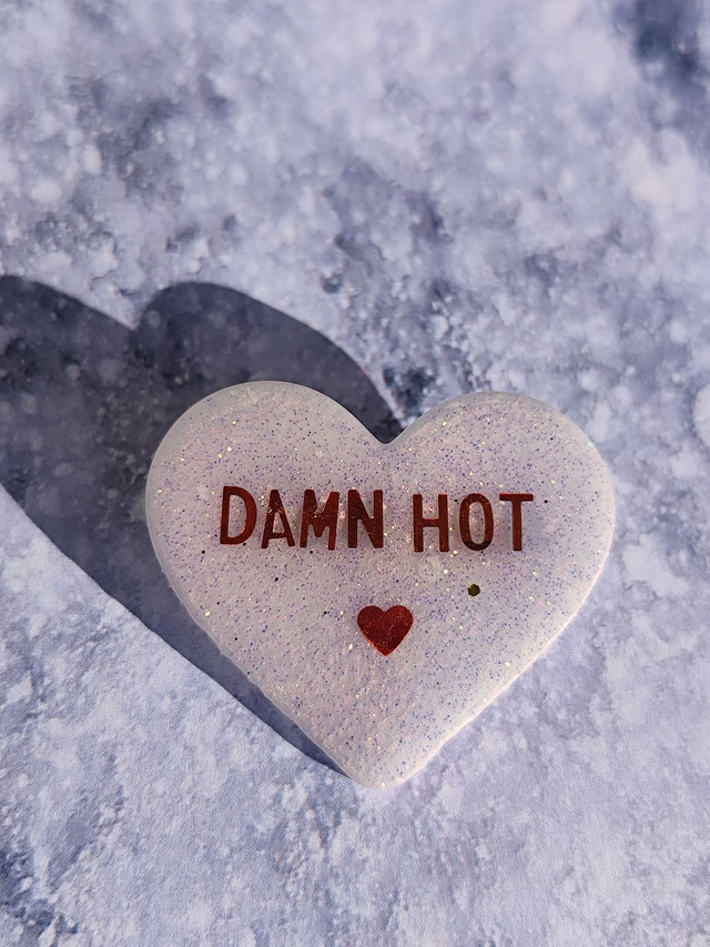 Broche cœur à paillettes - message : DAMN HOT