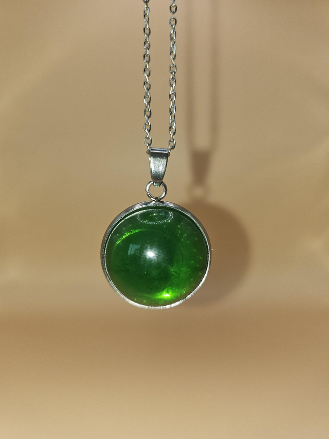 Pendentif en résine - Demi sphère vert émeraude 