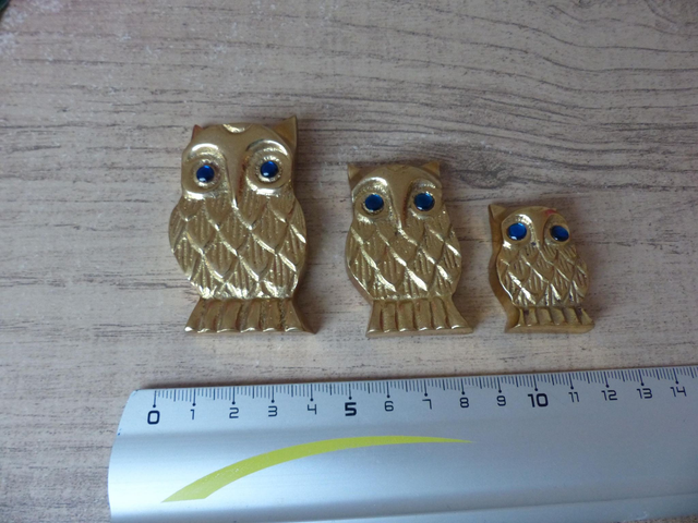 Lot de Trois Figurines Miniatures Hiboux en Laiton Doré avec Yeux Bleus – Symboles de Sagesse – Décoration Vintage ou Cadeau Collectionneur