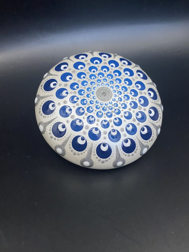 Dot Painting Mandala Stein aus Gips, perlmutt/blau/weiß/silber, 8 cm