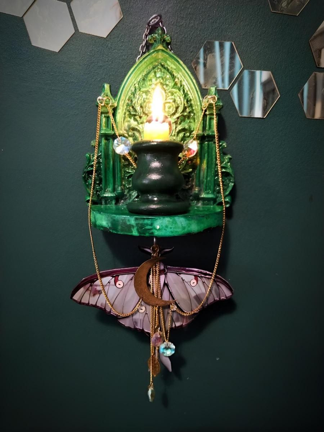 Seinä-alttari Kuukehrääjä/ Wallshrine Lunar Moth