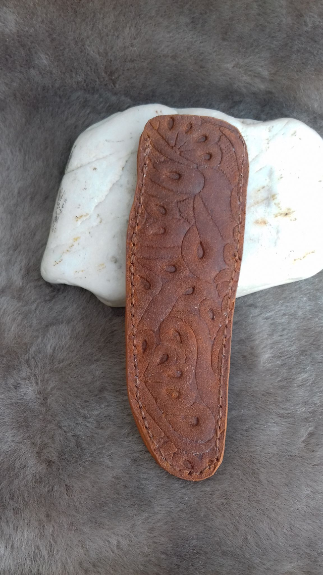 Etui à couteau en cuir pour couteau  pliant style &quot;Laguiole&quot;. Différents cuirs et coloris.