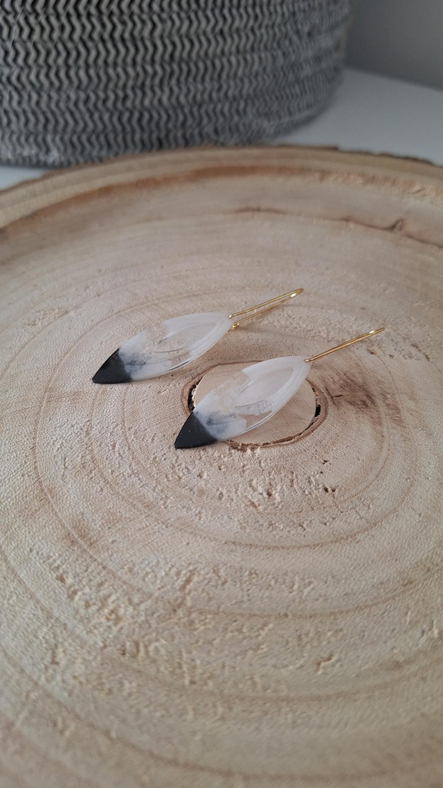 Boucles d'oreilles dorées gouttes noires et nuages blancs
