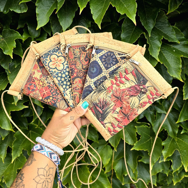 Pochette à natel/portable en liège naturel ou imprimé avec poche zippée 