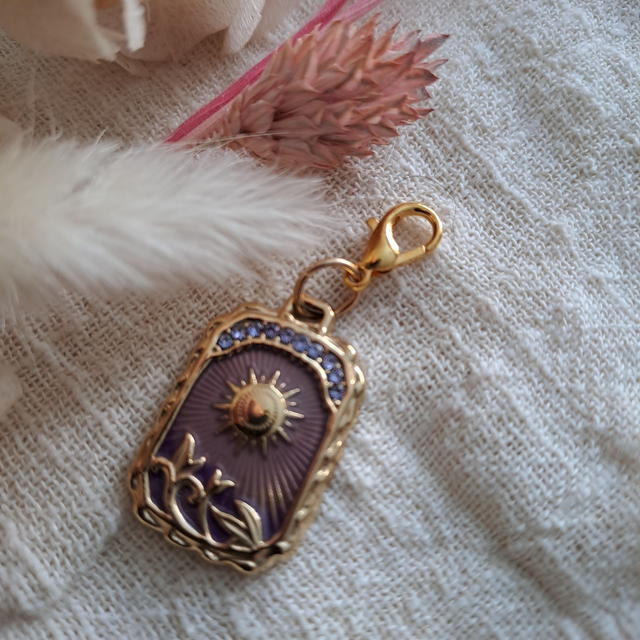 Charms médialle avec soleil colorie violet et dorée