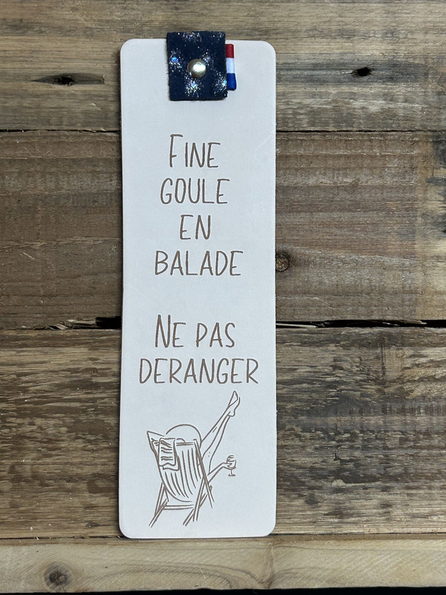 Marque page en cuir "Fine goule en balade"