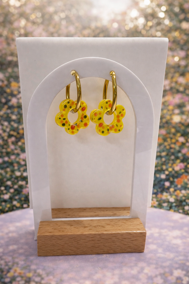 Fleurs jaunes avec des points rouges et noir