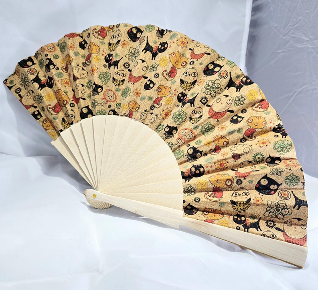 Éventail "animaux" en tissu de liège et base en bois