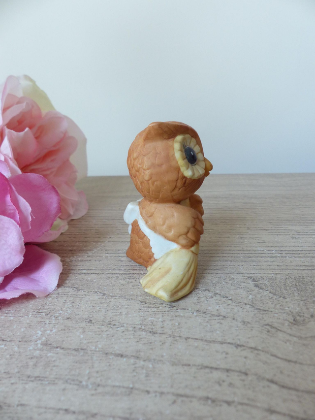 Figurine Chouette Ménagère en Céramique – Hibou avec Balai – Statuette Vintage Symbolique – Cadeau Retraite, Nouveau Départ, Crémaillère