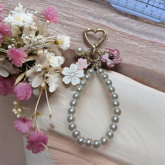 Bijou de sac perles nacrées &amp; pampilles fleuries – Cœur doré et argile résine