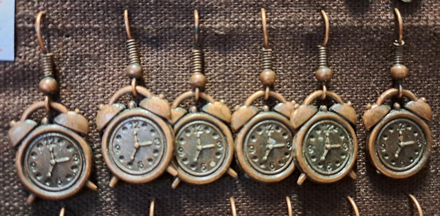 Herätyskello korvakorut