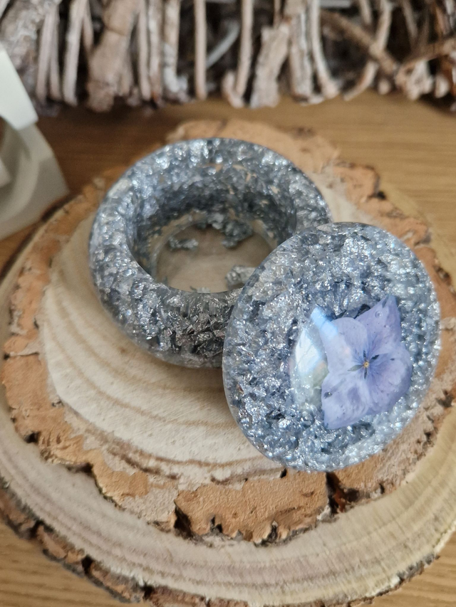 Curvy Trinket Box with Pressed Hydrangea