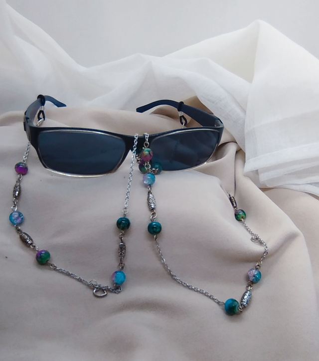 Chaîne de lunettes en perles de verre craquelé multicolore, longueur 80 cm.